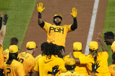 Santana’s HR in 9th inning rallies Pirates past Brewers 8-7